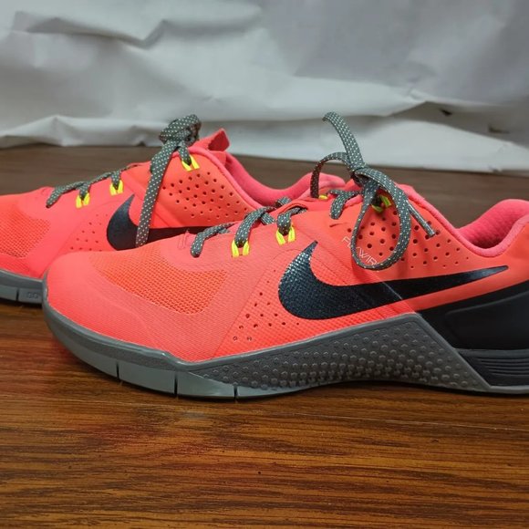 Nike Metcon Hyper-Orange Women's Cross Training Shoes-EXCELLENT CONDITION! - Picture 1 of 9